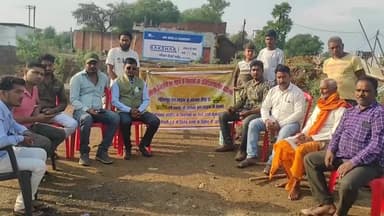 नागौद: ललितपुर से सिंगरौली के मध्य बिछाई जा रही रेल्वे लाइन से प्रभावित किसान नागौद के सड़वा गाव में बैठे   धरने पर