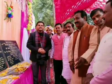 भदोही: मुख्यमंत्री ने विकास में अव्वल महजूदा गाव को दिये 11 लाख का पुरस्कार