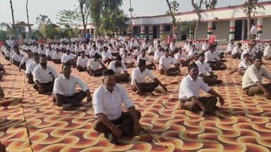 धनघटा: शनिचरा के द्वाबा शिक्षा सदन से राष्ट्रीय स्वयंसेवक संघ के द्वारा हिंदू नव वर्ष को देखते हुए निकाला गया विशाल पथ संचलन