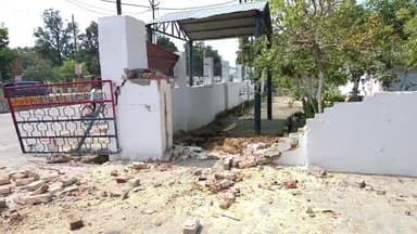 तिलहर: कोतवाली तिलहर की दीवार पर गिरा पेड़, कोतवाली की दीवार हुई क्षतिग्रस्त