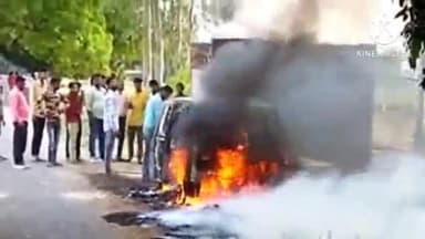 मैनपुरी: एलाऊ क्षेत्र में शॉर्ट सर्किट की वजह से चलती कार में लगी आग, ड्राइवर ने कार से कूद कर बचाई जान