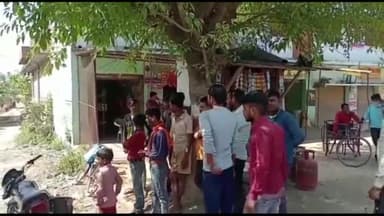 बीसलपुर: बिलसंडा बीसलपुर मार्ग पर मानपुर तिराहे के निकट खाई में फेंका गया नवजात शिशु, ग्रामीणों ने देखा