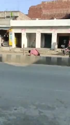 लखीमपुर: ओयल कस्बे में एक शराबी ने जमकर किया हंगामा, डिवाइडर पर जा लेटा