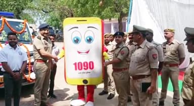 रायबरेली: जिले में बढ़ रहे महिला अपराधों को देखते हुए ASP ने रिजर्व पुलिस लाइन से 1090 वाहनों की टीम को हरी झंडी दिखाकर किया रवाना