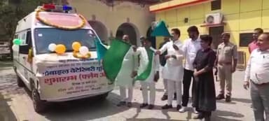 मिर्ज़ापुर: जिला कलेक्ट्रेट के प्रांगण से पशु उपचार के लिए दो मोबाइल वेटरनरी वैन को एमएलसी विनीत सिंह ने दिखाई हरी झंडी