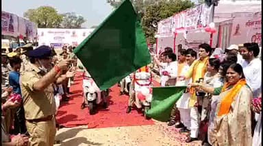 इटावा: पुलिस लाइन से महिला सशक्तिकरण रैली को सदर विधायक व एसएसपी ने हरी झंडी दिखा व पुष्प वर्षा कर किया आगरा के लिए रवाना