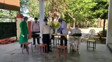 लखीमपुर: ज़िले में कोरोना संक्रमित छात्रा के संपर्क में आने से कोरोना के 39 नए केस आए सामने, एसीएमओ अनिल गुप्ता ने दी जानकारी