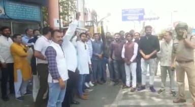 हरिद्वार: चंद्राचार्य चौक पर ओबीसी मोर्चा के कार्यकर्ताओं ने कांग्रेस पार्टी का विरोध प्रदर्शन कर किया पुतला दहन