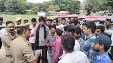 लखीमपुर: शहर में ट्रैफिक पुलिस ने की ई-रिक्शा चालक की पिटाई, ई-रिक्शा चालकों ने विलोबी हॉल में किया प्रदर्शन