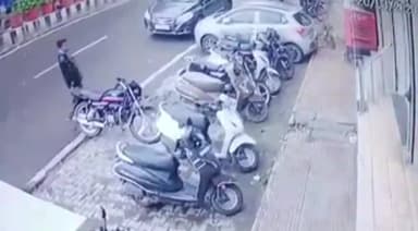 हरिद्वार: कर्नाटक बैंक के सामने दिनदहाड़े एक बाइक की हुई चोरी, सीसीटीवी कैमरे में कैद घटना का वीडियो सोशल मीडिया पर हुआ वायरल