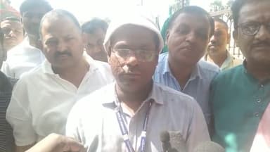 कुढ़नी: छाजन हरिशंकर पूर्वी एवं पश्चिमी पंचायत में कुढ़नी BDO नीरज कुमार रंजन ने ई-रिक्शा कर्मियों को हरी झंडी दिखाकर किया रवाना