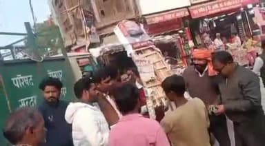 जौनपुर: ओलन्दगंज में धर्म रक्षा आंदोलन के कार्यकर्ताओं ने स्वामी प्रसाद मौर्य का पुतला फूंका