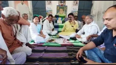 तेघरा: तेघरा नगर परिषद स्थित कांग्रेस कार्यालय में राहुल गांधी की संसद सदस्यता रद्द करने पर कांग्रेसियों ने शुरू किया सत्याग्रह