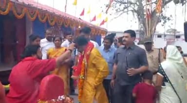 अंबिकापुर: खाद्य मंत्री अमरजीत भगत ने माँ महामाया मंदिर में की पूजा-अर्चना, की खुशहाली की कामना