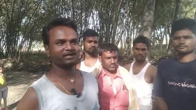 कुढ़नी: चारकोरिया में अचानक बासवाड़ी में आग लगने से बांसबाड़ी के कोठी नष्ट। प्रत्यक्षदर्शी ने बताया