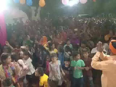 सलोन: डीह के बिरनावा गांव में ठाकुर बाबा धाम पर श्रीराम कथा सुनने उमड़ रही श्रद्धालुओं की भीड़