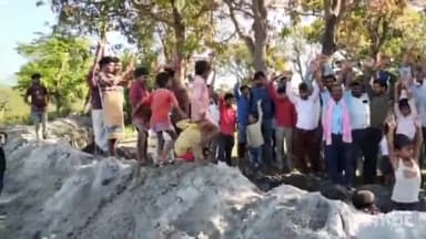 मिहींपुरवा: नौबना गांव का बंद रास्ता हुवा जिलाधिकारी के आदेश के बाद हुआ शुरू, ग्रामीणों में खुशी ॥