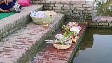 हरलाखी: चैती छठ के तीसरे दिन प्रखंड क्षेत्र के गंगौर में व्रतियों ने डूबते सूर्य को दिया अर्घ्य