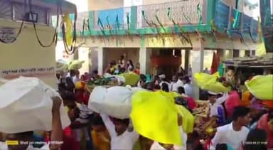 करपी: किंजर सूर्य मंदिर पुनपुन नदी तट पर हजारों की संख्या में पहुंचे ब्रती डूबते सूर्य को दी अर्घ्य।