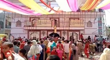 बहादुरगढ़: झाड़ौदा कला स्थित बाबा हरिदास मंदिर में छठ पर्व पर लगे मेले में हजारों श्रद्धालुओं ने पूजा कर की सुख समृद्धि की कामना