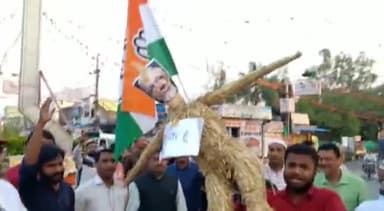 अंबिकापुर: राहुल गांधी की संसद सदस्यता रद्द होने से नाराज तेलघानी बोर्ड़ के सदस्य के नेतृत्व में घड़ी चौक पर PM का पुतला दहन किया गया