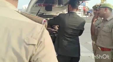 रायबरेली: रायबरेली से निकल रहे अशरफ के काफिले में वकील की गाड़ी को रोककर की गई जांच उतराई गई शीशे की काली फिल्म