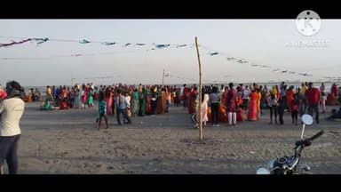 सिधाव: बगहा के दीनदयाल नगर, बच्चा बाबू घाट व गोड़िया पट्टी घाट पर श्रद्धालुओं ने डूबते सूर्य को दिया अर्घ्य