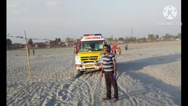 सिधाव: बगहा के दीनदयाल नगर घाट पर पहूंचने के पहले बालू के रेत में फंसा एम्बुलेंस, ड्राईवर बेचैन रहा