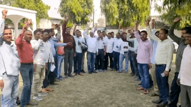 चितरंगी: नियमितीकरण को लेकर मल्हार पार्क बैढ़न में ग्राम रोजगार सहायक और सचिवों का अनिश्चितकालीन हड़ताल जारी