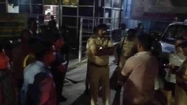 गोपालगंज: कोटवा गांव में बच्चों के विवाद को लेकर हुई मारपीट मामले में सदर अस्पताल जांच करने पहुंचे सदर एसडीपीओ