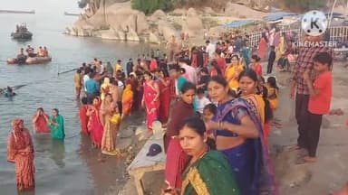 सुल्तानगंज: चैती छठ पर उत्तरवाहिनी गंगा घाट पर अस्ताचलगामी सूर्य को व्रतियों ने दिया अर्घ्य