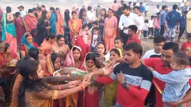 जमुई: क्यूल नदी के हनुमान घाट पर छठ व्रतियों ने डूबते हुए सूर्य को किया अर्घ्य अर्पित