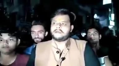 मुसलमानों को रमज़ान की नमाज़ पढ़ने से रोका

#ramdan #muslim #namaz #traveeh #upnews #mewat #shamsulqamar #harkhabaraaptak