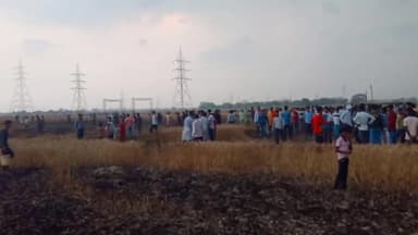 मिर्ज़ापुर: जमालपुर के गोरखपुर माफी गांव के सिवान में बिजली की निकली चिंगारी से किसानों की 15 बीघा गेहूं की फसल जलकर हुई खाक