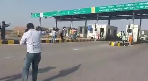 #अतीक़अहमद  यूपी की सीमा में दाखिल हुआ,*झांसी से निकला अतीक अहमद का काफिला*..