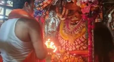 मिर्ज़ापुर: चैत्र नवरात्रि के छठवें दिन मां विंध्यवासिनी का मंगला आरती के बाद भक्तों ने जयकारे के साथ किया दर्शन पूजन
