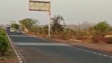 शिवपुरी नगर: जिले की सीमा में प्रवेश करते ही खरई चेक पोस्ट के पास गाय से टकराई अतीक अहमद को ले जा रही वैन, गाय की मौत