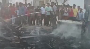 करनैलगंज: शीशामऊ पंचायत में अज्ञात कारणों से लगी आग से कई घर जलकर हुए राख, मौके पर पहुंचे उपजिलाधिकारी