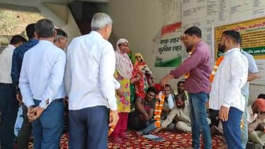 सोनीपत: मांगों को लेकर नगर निगम कार्यालय में धरने पर बैठे सफाई कर्मचारी, सरकार के खिलाफ की नारेबाजी