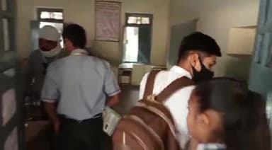 होशंगाबाद नगर: शहर के गर्ल्स स्कूल में 5वीं व 8वीं की परीक्षा में लापरवाही आई सामने, अचानक बच्चों के रूम नंबर बदलने से हुई परेशानी