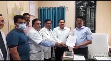 शाहजहांपुर: IMA ने राजस्थान सरकार द्वारा पारित राइट टू हेल्थ बिल के विरोध में सिटी मजिस्ट्रेट को कलेक्ट्रेट में सौंपा ज्ञापन