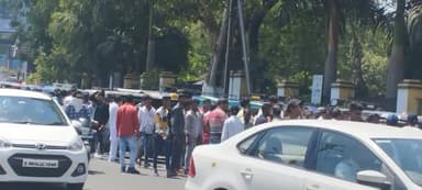 कलेक्टर कार्यालय के सामने ई रिक्शा का जमघट लगा जामइंदौर में पुलिस द्वारा रूट को लेकर की जाने वाली चालानी कार्रवाई विरोध