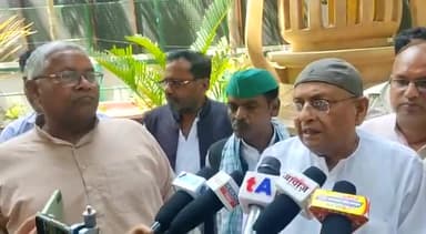 राजद प्रदेश कार्यालय पटना में माननीय उपमुख्यमंत्री श्री तेजस्वी यादव जी को पुत्री प्राप्त होने पर प्रेस से बातचीत करते हुए