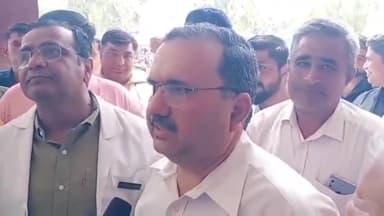 बाड़मेर: शहर में 'राइट टू हेल्थ' बिल के विरोध में डॉक्टरों ने गांधी चौक से कलेक्ट्रेट कार्यालय कर रैली निकालकर किया प्रदर्शन