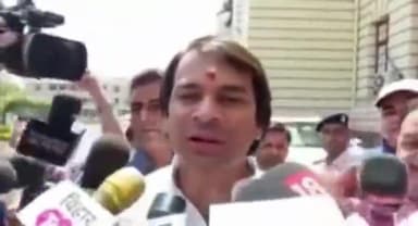 पटना ग्रामीण: बिहार विधानसभा परिसर में मंत्री तेज प्रताप यादव ने बांटी मिठाई, कहा- नवरात्रि में माता का हुआ है आगमन