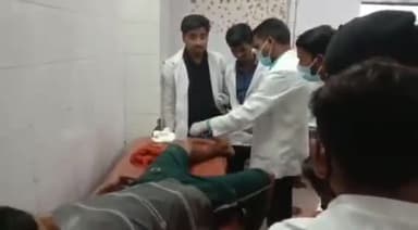 जौनपुर: पचहटिया में मोटरसाइकिल और ई रिक्शा की भिड़ंत में एक व्यक्ति हुआ घायल, उपचार के लिए लाया गया जिला अस्पताल