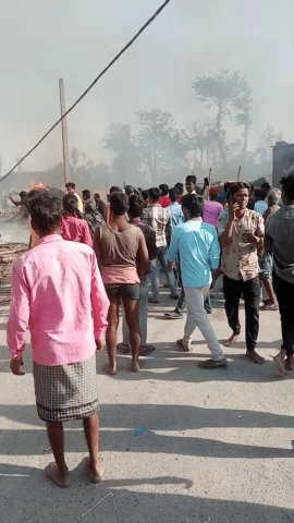 ग्राम पंचायत पथरा उत्तर जोलहनिया वार्ड नंबर 2 में लगा भयंकर आग जिसमें डेढ़ सौ घर लगभग जलकर राख हो गए