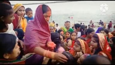 सुल्तानगंज: अजगैबीनाथ धाम के उत्तरवाहनी गंगा घाट पर चैती छठ महापर्व के अवसर पर उदीयमान भगवान भास्कर को श्रद्धालुओं ने दिया अर्घ्य