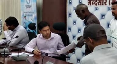 मंदसौर: मंदसौर सुशासन भवन में कलेक्टर ने जनसुनवाई के दौरान पीड़ित लोगों की समस्या का किया समाधान