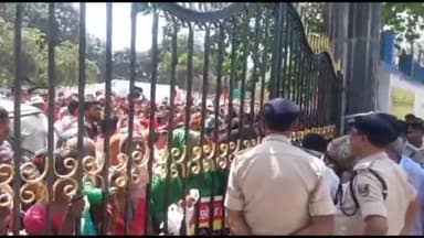 अररिया: रसोईया संघ के सदस्यों के द्वारा अपने विभिन्न मांगों को लेकर अररिया समाहरणालय परिसर का किया गया घेराव